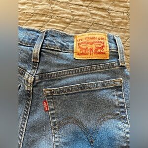 LEVI’S WEDGIE STRAIGHT FIT WOMEN'S JEANS. BUTTON FLY